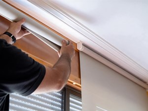 4 errores al elegir estores para el salón