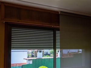 ¿Por qué se atasca mi persiana al bajarla?